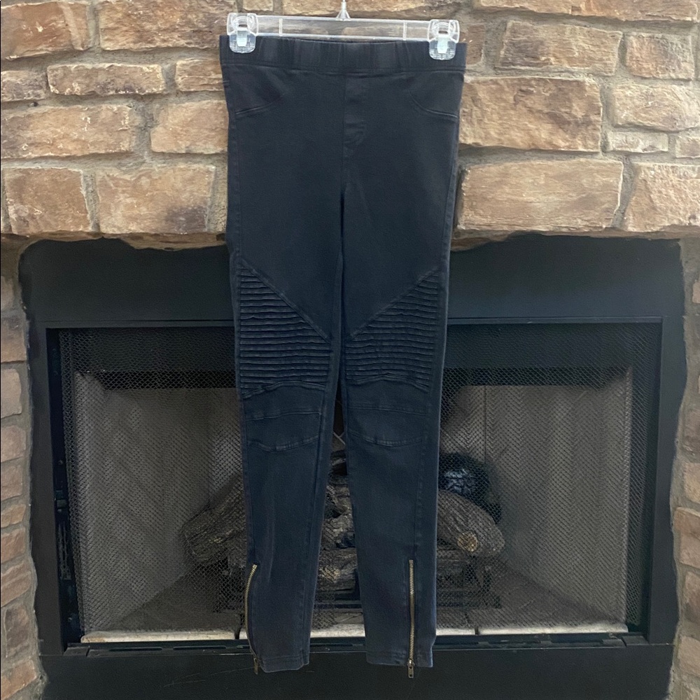 Beulah Black Ribbed jeans with zipper detail. Size Small